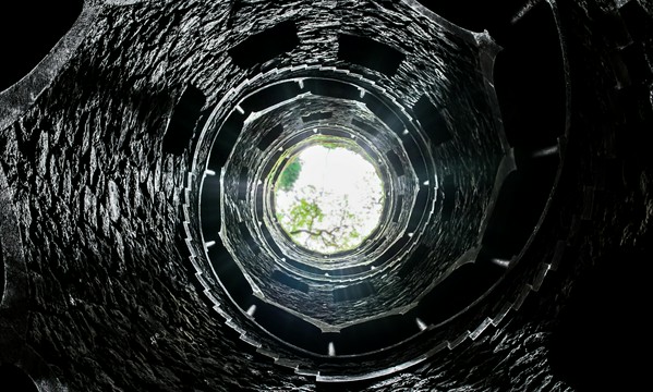 widok z dna studni głębinowej